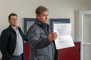 Karolin B&ouml;hm ist auf gerader Strecke gegen einen Baum gefahren und ihren schweren Verletzungen erlegen. Lars Englen (Ingo Naujoks) und Finn Kiesewetter (Sven Martinek, r.) finden heraus, dass sie kurz vor ihrem Tod mit ihrem Ex-Freund Ole einen Darlehensvertrag abgeschlossen hat.
