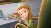 "Disneys Sofia die Erste", "Zwei Prinzessinnen und ein Baby." Die Zwillinge Amber und James haben Geburtstag. Wie immer verhält sich James wenig rücksichtsvoll gegenüber seiner Schwester, sodass Amber beschließt, dieses Jahr ihren großen Tag nicht mehr mit ihrem Bruder zu teilen. Kurzerhand bittet sie den Zauberer um Hilfe. Er soll James einen anderen Geburtstag verpassen. Doch das ist leichter gesagt als getan. Copyright: ORF, Wuerzburggasse 30, A-1136 Wien, Tel. +43-(0)1-87878-13606 "Disneys Sofia die Erste", "Zwei Prinzessinnen und ein Baby." Die Zwillinge Amber und James haben Geburtstag. Wie immer verhält sich James wenig rücksichtsvoll gegenüber seiner Schwester, sodass Amber beschließt, dieses Jahr ihren großen Tag nicht mehr mit ihrem Bruder zu teilen. Kurzerhand bittet sie den Zauberer um Hilfe. Er soll James einen anderen Geburtstag verpassen. Doch das ist leichter gesagt als getan. Copyright: ORF, Wuerzburggasse 30, A-1136 Wien, Tel. +43-(0)1-87878-13606