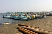 Chennai ist die größte Hafenstadt im indischen Bundesstaat Tamil Nadu. Da zwischen den Hunderten Fischerbooten kein Platz ist, ankert der Katamaran ein Stück vor der Küste. Chennai ist die größte Hafenstadt im indischen Bundesstaat Tamil Nadu. Da zwischen den Hunderten Fischerbooten kein Platz ist, ankert der Katamaran ein Stück vor der Küste.