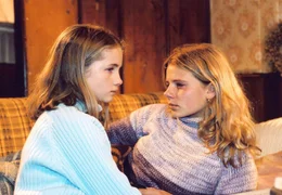 Lilly (Cornelia Gr&ouml;schel,l.) und Katrin (Louisa Herfert) sprechen sich aus.