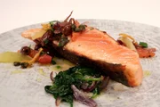 Lachsmedaillons mit Tomaten-Kapern-Gemüse. Lachsmedaillons mit Tomaten-Kapern-Gemüse.