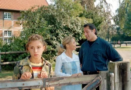 Alina (Marett Katalin Klahn, links) kann nicht fassen, dass Silverado nach dem Brand im Stall auch sie nicht mehr an sich heranl&auml;sst. Derweil bahnt sich zwischen Alinas Mutter (Jeannine Burch) und M&uuml;ckes Vater Ludger (Matthias Bullach) etwas an.
