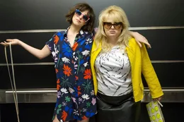 v.li.: Alice (Dakota Johnson), Robin (Rebel Wilson)
