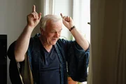 Dieter (Bernhard Sch&uuml;tz) l&auml;sst sich die Laune durch die Quarant&auml;ne nicht verderben. Er flirtet am Fenster mit einer Nachbarin.
