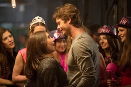 Tom (Anders Holm), der sein Single-Leben sehr genie&szlig;t, merkt, dass er starke Gef&uuml;hle f&uuml;r Lucy (Alison Brie) empfindet.
