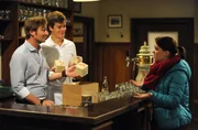 Kathi bef&uuml;rchtet, verantwortlich f&uuml;r den Fehldruck der Bierdeckel zu sein. Von links: Gregor Brunner (Holger M. Wilhelm), Patrick Westenrieder (Lucas Bauer) und Katharina Benninger (Carina Dengler).