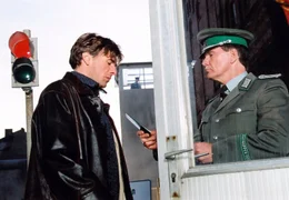 Pascal (Daniel Morgenroth, l.) wird am Grenz&uuml;bergang streng kontrolliert.