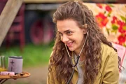 Amelie (Eva Luca Klemmt) ist froh, die Hebamme von Lena und Nikita zu sein. Amelie (Eva Luca Klemmt) ist froh, die Hebamme von Lena und Nikita zu sein.