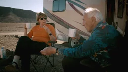 Im Jahr 2017 erhielt der Fotograf Thomas Hoepker die Diagnose Alzheimer. W&auml;hrend seine Fotokunst zu einem kollektiven Ged&auml;chtnis wurde, entschwindet ihm allm&auml;hlich sein eigenes. Sein letzter gro&szlig;er Traum: Ein Roadtrip durch die USA mit seiner Ehefrau. Eine Neuauflage jener Reise, die seine internationale Karriere als Fotograf begr&uuml;ndet hat. - Thomas Hoepker und Christine Kruchen bei einer Kaffeepause im Death-Valley-Nationalpark, Kalifornien.