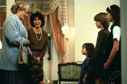 L-R: Mrs. Doubtfire (Robin Williams), Miranda (Sally Field), Natalie (Mara Wilson), Christopher (Matthew Lawrence), Lydia (Lisa Jakub).