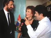 Die Hausmeisterin Martha Haslbeck (Veronika Fitz) wird mit ihrem griechischen Freund Costa (Janis Kiriakidis, links) nun anscheinend tats&auml;chlich das H&auml;uschen im Gr&uuml;nen beziehen. Ex-Ehemann Josef (Helmut Fischer) &uuml;berreicht ein Abschiedsgeschenk.