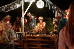 Basti (Max Schimmelpfennig) gibt auf der Party zum "Letzten Sommer auf Erden" noch einmal alles, um seinen Schwarm Lara zu beeindrucken.