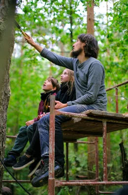 Piotr Piłasiewicz und seine Kinder Henio und Henia bringen ihr Zeichen am Baum an. Piotr ist nach dem Studium in der Stadt mit seiner Familie in den Wald seiner Kindheit zur&uuml;ckgekehrt.