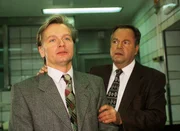 Kriminalkommissar Stefan Kehler (Wolfgang Bathke) mit dem ersch&uuml;tterten Vater des toten Babys, Bernd Martens (Horst Kotterba).