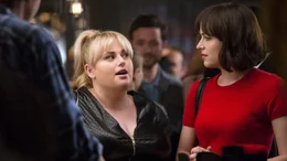 Robin (Rebel Wilson, li.) und Alice (Dakota Johnson, re.)