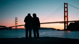 Hoepker und Kruchen am Ziel ihrer Reise vor der Golden Gate Bridge in San Francisco w&auml;hrend der Abendd&auml;mmerung.