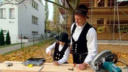 MDR Fernsehen DEIN TRAUMJOB? ZIMMERMANN!, am Samstag (23.11.13) um 07:40 Uhr. Theo ist richtig neugierig auf York und seine Arbeit. So ein Zimmermannsnagel ist riesig - aber Theo hat Spaß am Hämmern. MDR Fernsehen DEIN TRAUMJOB? ZIMMERMANN!, am Samstag (23.11.13) um 07:40 Uhr. Theo ist richtig neugierig auf York und seine Arbeit. So ein Zimmermannsnagel ist riesig - aber Theo hat Spaß am Hämmern.