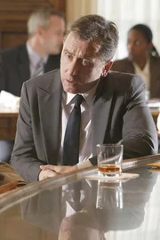 Dr. Cal Lightman (Tim Roth)