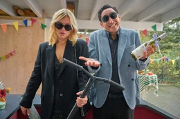 "Die Kinderschwindlerin": Nina (Laura Storz, l.) hat &uuml;berhaupt keine Lust, auf die kinderreiche Geburtstagsparty ihrer Schwester zu gehen. Ihr Freund Sammy (Ekrem "Eko Fresh" Bora, r.) sieht das entspannter.