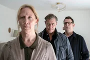 Lars Englen (Ingo Naujoks, r.) und Finn Kiesewetter (Sven Martinek, M.) befragen Renate Faber (Anja Karmanski, l.), die Mutter von Leonie Faber. Lars Englen (Ingo Naujoks, r.) und Finn Kiesewetter (Sven Martinek, M.) befragen Renate Faber (Anja Karmanski, l.), die Mutter von Leonie Faber.