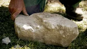 Von Hand in Form geschlagener Naturstein.