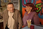 Gundi versucht sich als Aushilfe im Kiosk von Grantler Alois. Von links: Alois Preissinger (Erich Hallhuber) und Gundi Wittmann (Helga Januschkowetz).