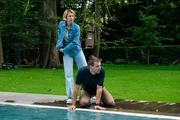 Vanessa Haas (Kerstin Landsmann, l.) hat Fabian Felmy (Pablo Konrad, r.) nach einer Auseinandersetzung aus dem Pool gezogen. Vanessa Haas (Kerstin Landsmann, l.) hat Fabian Felmy (Pablo Konrad, r.) nach einer Auseinandersetzung aus dem Pool gezogen.