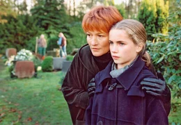 Lilly (Cornelia Gr&ouml;schel,r.) und Lena (Suzanne von Borsody) auf dem Friedhof.
