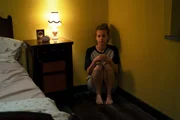 Chloe (Nadia Parkes) hofft auf ihre baldige Freilassung. Chloe (Nadia Parkes) hofft auf ihre baldige Freilassung.