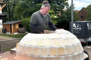 Ofenbauer Daniel Reisinger mauert die Kuppel des Pizzaofens. Der fertige Pizzaofen besteht aus 199 Steinen.