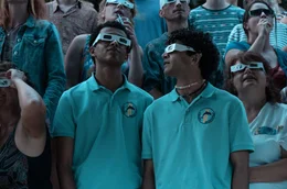 Simon (Tyrell Otoo, vorne l.) und Rico (Moayad Alsahli, vorne r.) bewundern die Sonnenfinsternis.