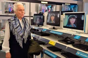 Bayerisches Fernsehen DAHOAM IS DAHOAM, FOLGE 1451, "Theres mit Television". Von dem &Uuml;berangebot im Elektromarkt ist Theres (Ursula Erber) v&ouml;llig &uuml;berfordert. Weiteres Bildmaterial finden Sie unter www.br-foto.de.