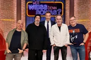 Moderator Kai Pflaume (M.) und seine Rateteam-Kapitäne Bernhard Hoëcker (l.) und Elton (r.) begrüßen in dieser Sendung den Komiker und Kabarettist Torsten Sträter (2.v.l.) und den Fernsehmoderator und Fernsehproduzent Hugo Egon Balder (2.v.r.). Moderator Kai Pflaume (M.) und seine Rateteam-Kapitäne Bernhard Hoëcker (l.) und Elton (r.) begrüßen in dieser Sendung den Komiker und Kabarettist Torsten Sträter (2.v.l.) und den Fernsehmoderator und Fernsehproduzent Hugo Egon Balder (2.v.r.).