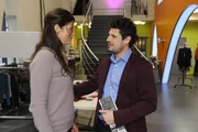 Luca (Manuel Cortez, r.) ist ehrlich erleichtert, Carla (Sarah M&uuml;hlhause, l.) wiederzusehen.