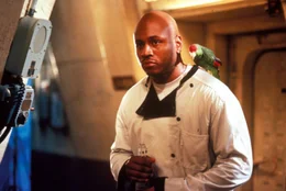 Der Bordkoch Sherman "Preacher" Dudley (LL Cool J) hat mit medizinischen Experimenten nichts am Hut ...