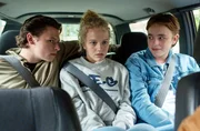Inke Hamann (Kya-Celina Barucki, M.) erkennt entsetzt, dass ihr Freund Finn Eggert (Lasse Stadelmann, r.) sie nicht vor der aufdringlichen Aggressivität von Robin Bongards (Junis Marlon, l.) beschützen wird. Inke Hamann (Kya-Celina Barucki, M.) erkennt entsetzt, dass ihr Freund Finn Eggert (Lasse Stadelmann, r.) sie nicht vor der aufdringlichen Aggressivität von Robin Bongards (Junis Marlon, l.) beschützen wird.