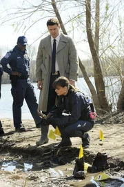 An der amerikanisch-kanadischen Grenze werden einzelne Fu&szlig;paare angeschwemmt. Brennan (Emily Deschanel, vorne) und Agent Booth (David Boreanaz, M.) nehmen die Ermittlungen auf.