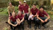Michael Ernst, Anuk, Lina, Leonie, Luca, Emilio und Samuel (v. l. n. r.) sitzen auf Baumstamm nach der Otterbeckensäuberung im Zoo Leipzig. Michael Ernst, Anuk, Lina, Leonie, Luca, Emilio und Samuel (v. l. n. r.) sitzen auf Baumstamm nach der Otterbeckensäuberung im Zoo Leipzig.