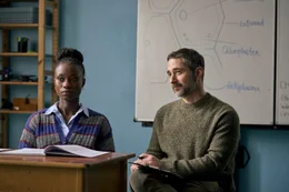 Klassenlehrerin Frau Ibrahim (Lorna Ishema, l.) und Schulpsychologe Herr Angelini (Denis Moschitto, r.) lauschen gebannt Ninas herzerweichender Geschichte.