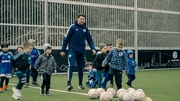 In Gelsenkirchen thront Deutschlands wohl bekanntester Fußballverein: Schalke 04. Mit fast 180.000 Mitgliedern ist der Club der zweitgrößte Verein in Nordrhein-Westfalen und gehört weltweit zu den Top 10. Während Heimspielen verwandelt sich die Stadt in ein Meer aus blau-weißen Farben. Schalke 04 steht nicht nur für Fußball, sondern auch für die Tradition eines Kumpel- und Bergmannsvereins, der immer eine integrative Rolle spielte. - Richard Weber, Leiter des Projekts "Boltzplätze" mit teilnehmenden Kinder. In Gelsenkirchen thront Deutschlands wohl bekanntester Fußballverein: Schalke 04. Mit fast 180.000 Mitgliedern ist der Club der zweitgrößte Verein in Nordrhein-Westfalen und gehört weltweit zu den Top 10. Während Heimspielen verwandelt sich die Stadt in ein Meer aus blau-weißen Farben. Schalke 04 steht nicht nur für Fußball, sondern auch für die Tradition eines Kumpel- und Bergmannsvereins, der immer eine integrative Rolle spielte. - Richard Weber, Leiter des Projekts "Boltzplätze" mit teilnehmenden Kinder.