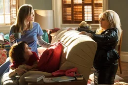 Alice (Dakota Johnson), Meg (Leslie Mann), Robin (Rebel Wilson).