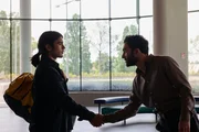Walforscher Leon Anawak (Joshua Odjick, l.) kommt im Institut in Kiel an und wird von Rahim Amir (Eidin Jalali, r.) begrüßt. Walforscher Leon Anawak (Joshua Odjick, l.) kommt im Institut in Kiel an und wird von Rahim Amir (Eidin Jalali, r.) begrüßt.
