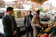 Fl&uuml;chtige Bekannte? Ein junger Paketzusteller wird erschlagen in seinem Lieferwagen aufgefunden und die Rekonstruktion seiner letzten Route f&uuml;hrt Nele Becker (Nina Siewert, M.) und Rico Sander (Benjamin Strecker, l.) in den deutsch-t&uuml;rkischen Laden der S&uuml;k&uuml;rs. Tochter Azra S&uuml;k&uuml;r (Lara Aylin Winkler, r.) will den Toten kaum gekannt haben.
