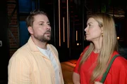 Jessica (Nina Ensmann) versucht ihr Handeln vor John (Felix von Jascheroff) zu rechtfertigen. Sie wollte sich nie gegen die Familie von Philip stellen. Jessica (Nina Ensmann) versucht ihr Handeln vor John (Felix von Jascheroff) zu rechtfertigen. Sie wollte sich nie gegen die Familie von Philip stellen.