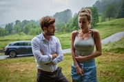 Chloe (Nadia Parkes, r.) fährt mit ihrem Anwalt Francesco (Lorenzo Richelmy, l.) noch einmal zu jenem Haus, in dem sie gefangen gehalten wurde. Chloe (Nadia Parkes, r.) fährt mit ihrem Anwalt Francesco (Lorenzo Richelmy, l.) noch einmal zu jenem Haus, in dem sie gefangen gehalten wurde.