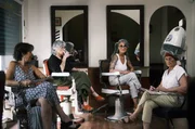 Ein Gespräch im Frisiersalon: Die Spanierinnen – unter ihnen Pilar (li.), Montserrat (2.v.l.) und Laura (re.) – verraten, wie sie Sexualaufklärung im konservativen Spanien der 60er Jahre erlebt haben. Ein Gespräch im Frisiersalon: Die Spanierinnen – unter ihnen Pilar (li.), Montserrat (2.v.l.) und Laura (re.) – verraten, wie sie Sexualaufklärung im konservativen Spanien der 60er Jahre erlebt haben.