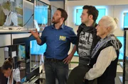 Flori und Theres lassen sich von dem fachkundigen Verk&auml;ufer beraten. Von links: Verk&auml;ufer (Andy Konrad), Florian Brunner (Tommy Schwimmer) und Theresa Brunner (Ursula Erber).