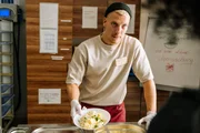 Ronnies erster Tag in der Klinik: Cateringmann Tim (Felix Lobrecht) serviert sein ber&uuml;hmtes Eierragout.