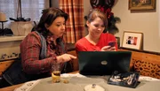 Bayerisches Fernsehen DAHOAM IS DAHOAM, FOLGE 1450, "Verratene Enden", am Mittwoch (21.01.15) um 19:45 Uhr. Um sich zu r&auml;chen, verr&auml;t Kathi Patrick das Ende der n&auml;chsten Folge ihrer gemeinsamen Lieblingsserie. Von links: Monika Vogl (Christine Reimer) und Katharina Benninger (Carina Dengler). Weiteres Bildmaterial finden Sie unter www.br-foto.de.