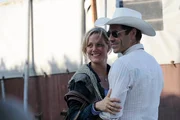 Stefan Breu (Tobias Oertel), der gerade von einem Turnier kommt, begrüßt seine Frau Tessi (Anna Schudt). Stefan Breu (Tobias Oertel), der gerade von einem Turnier kommt, begrüßt seine Frau Tessi (Anna Schudt).